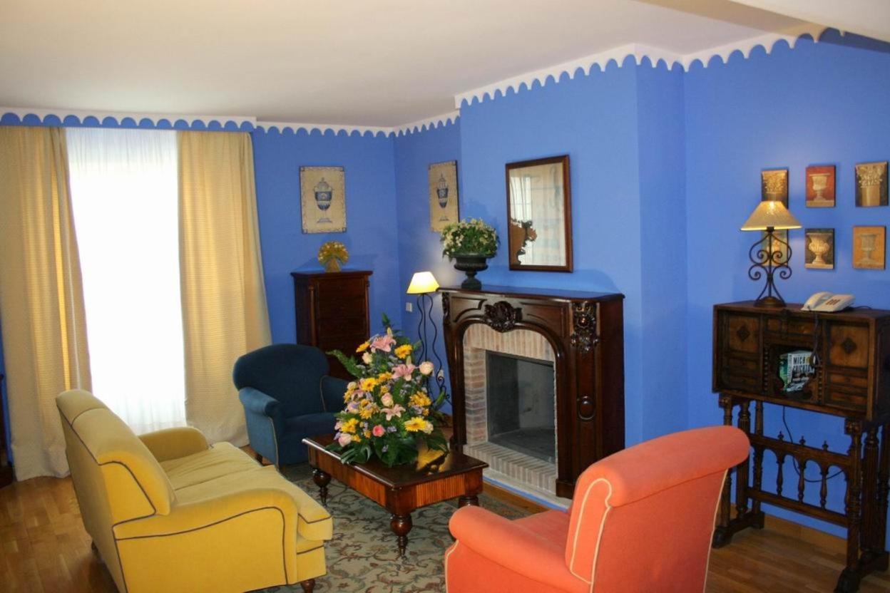 Hotel Alcazar De La Reina Carmona  Extérieur photo