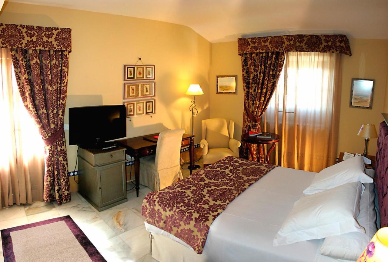 Hotel Alcazar De La Reina Carmona  Extérieur photo