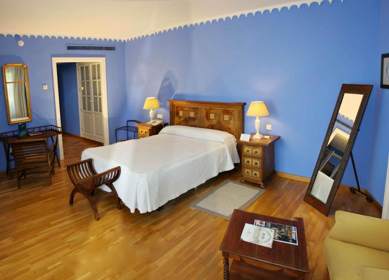 Hotel Alcazar De La Reina Carmona  Extérieur photo