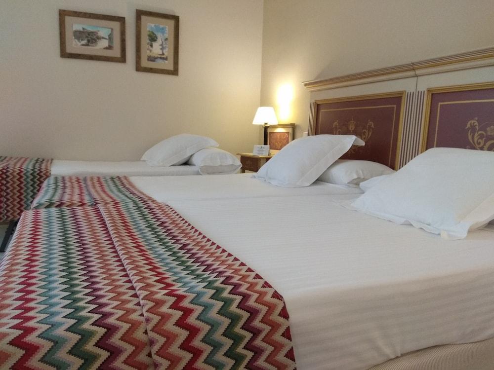 Hotel Alcazar De La Reina Carmona  Extérieur photo